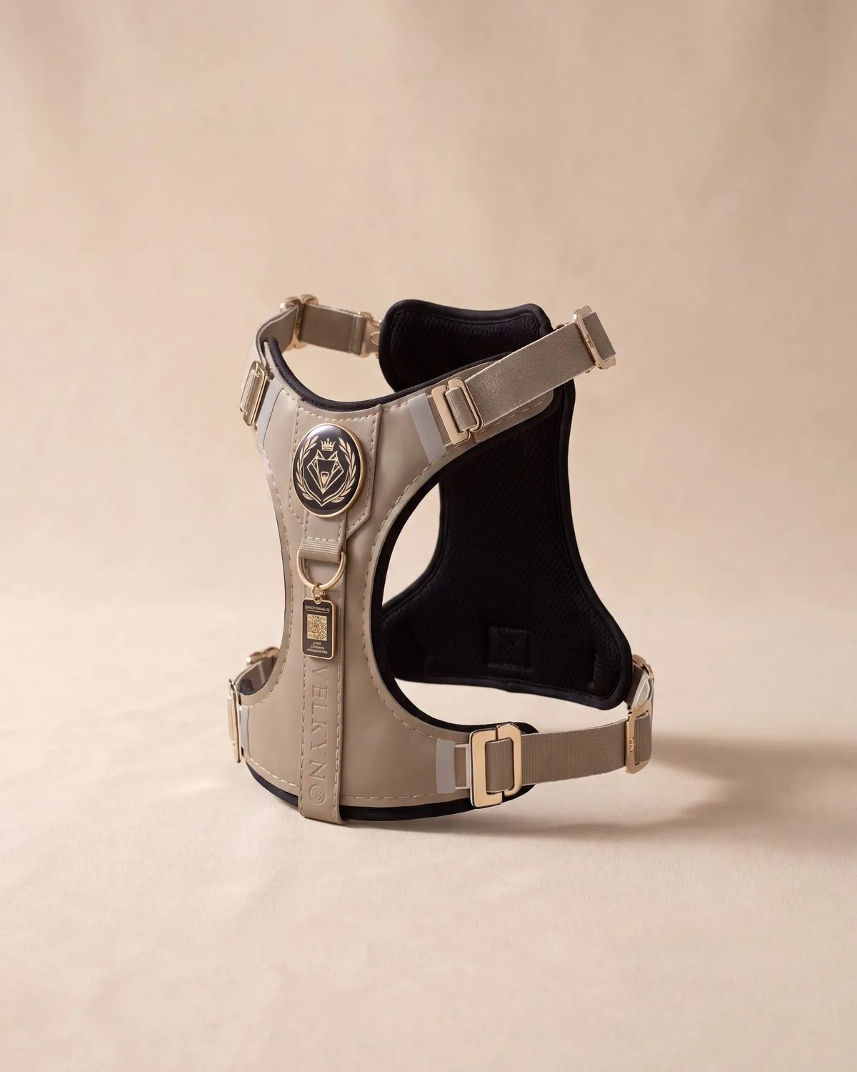 VELKYNO harness with the Maison crest on its front