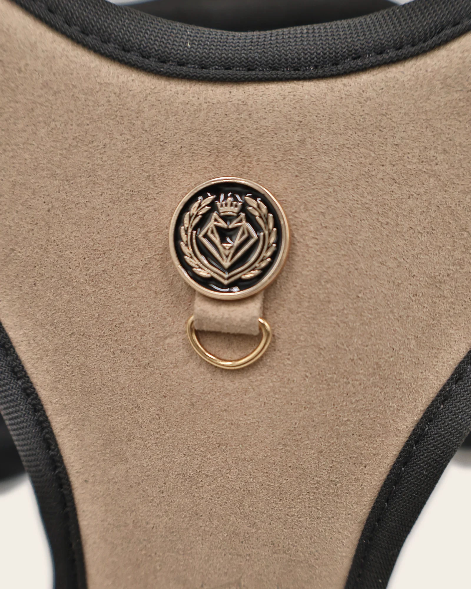 Minimalist Harness — The crest button